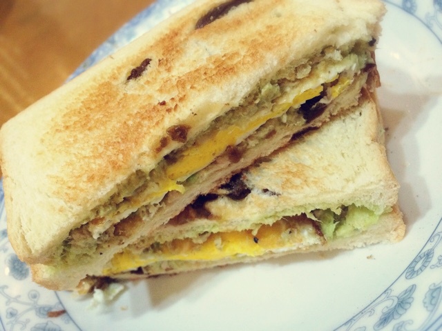 牛油果鸡蛋三明治