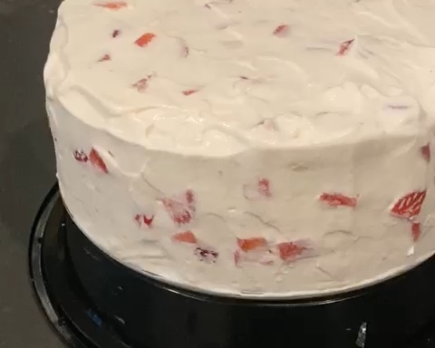 最简单好吃又美腻的草莓奶油蛋糕的做法 步骤6