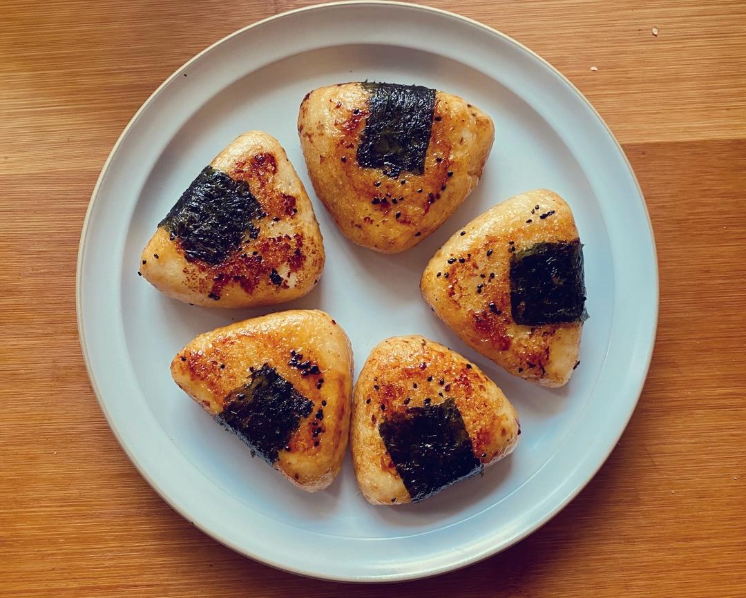 剩米饭的神仙吃法，肉松酱油烤饭团，平底锅就能做哦～