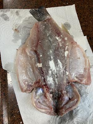 香煎鲈鱼，皮不烂还脆脆滴的做法 步骤3
