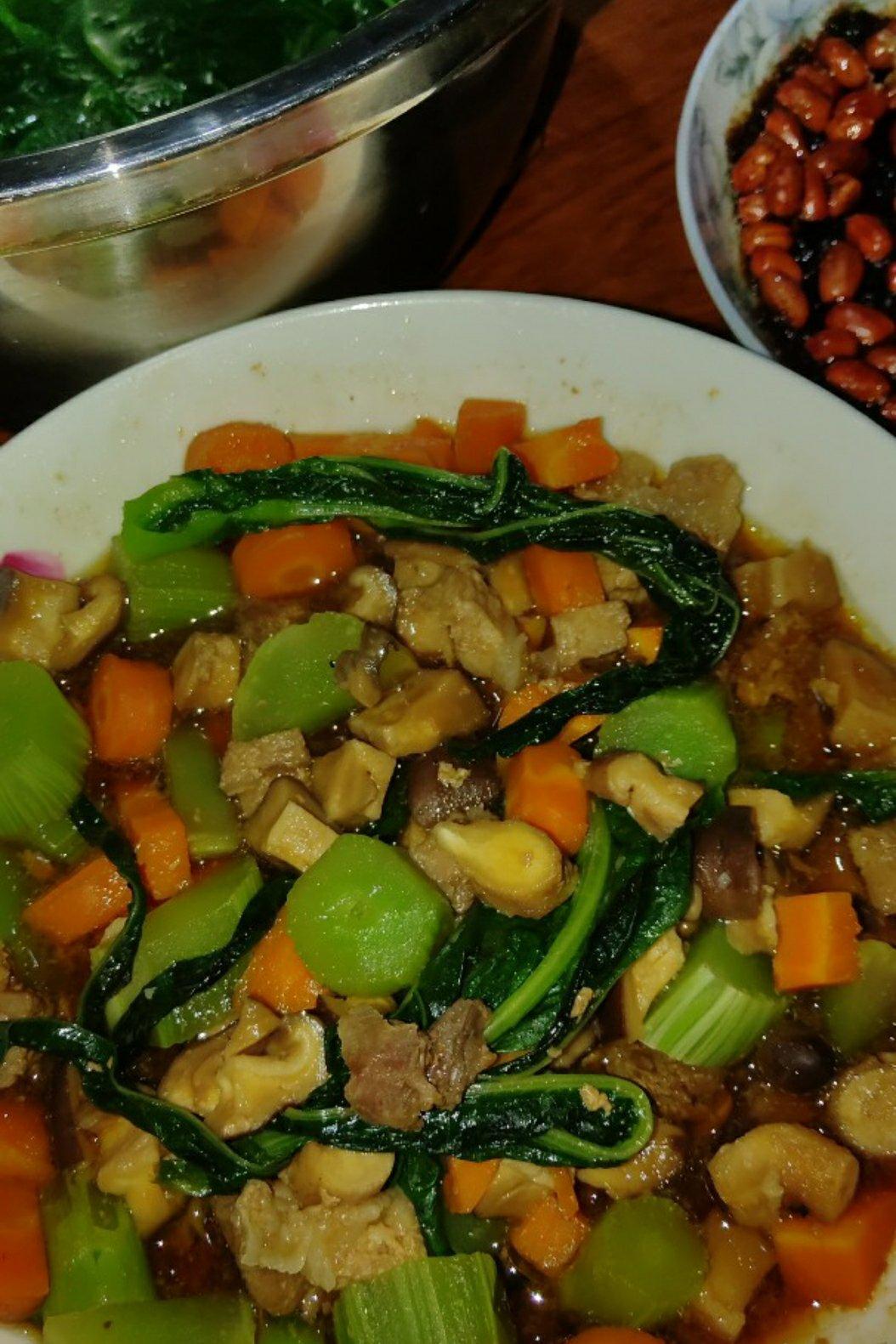 月子餐补益正气菜谱《香菇木耳蒸滑鸡》