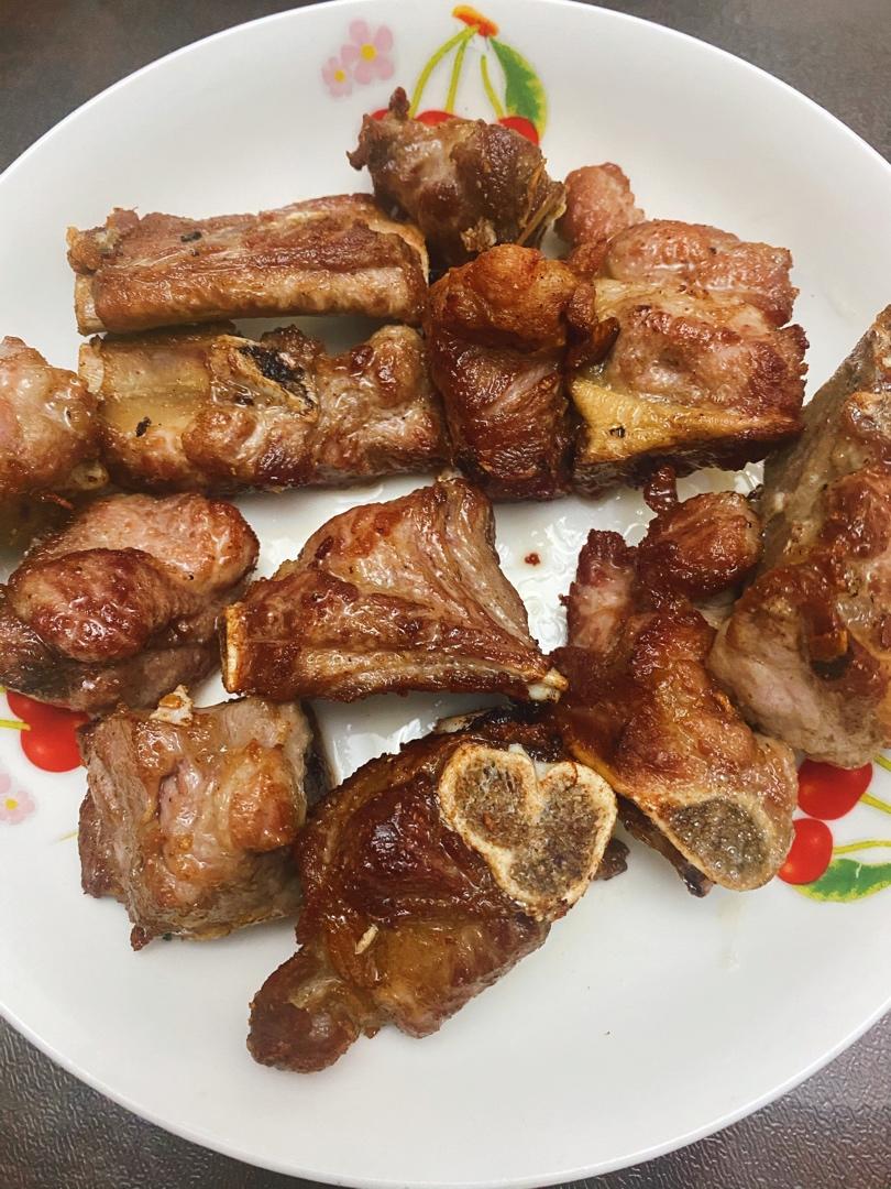 我家排骨从不红烧，加一些大蒜，出锅香喷喷，孩子吃完舔手指