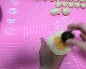 手工蛋黄酥（烫面法更省时省力哦）的做法 步骤11