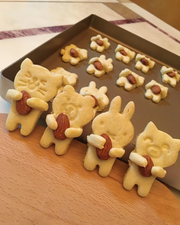 抱杏仁的小熊（造型饼干）
