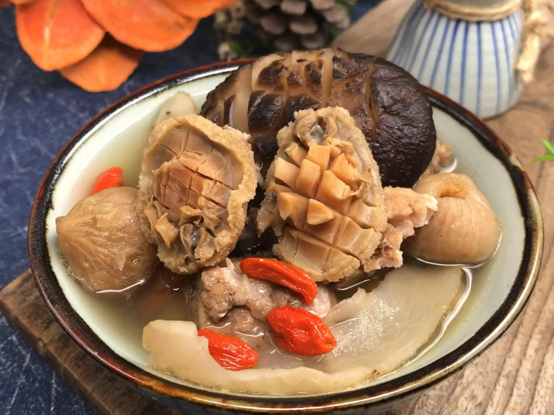 鲍鱼仔海珍花菇汤，鲜掉眉毛香掉下巴，护肝健肾