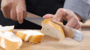 家里有吃不完的面包怎么解决呢——香蒜面包的做法 步骤1