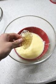 桃花手绘蛋糕卷的做法 步骤2