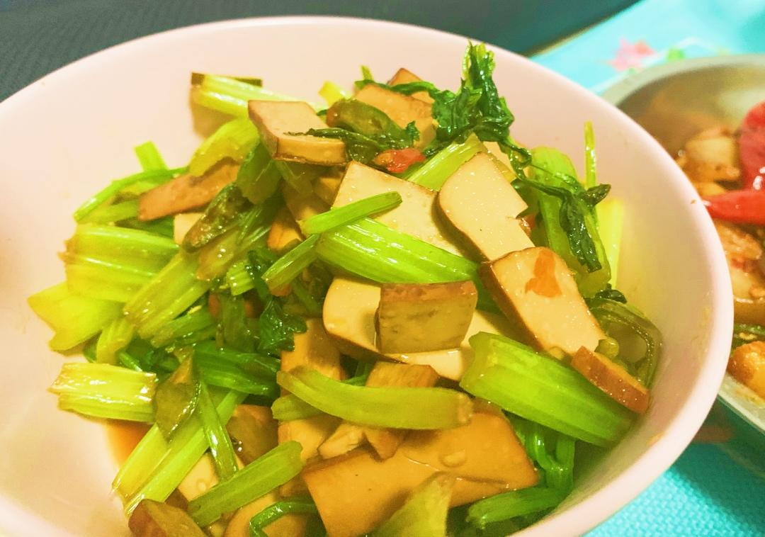 素菜：芹菜炒豆腐干