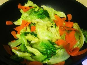 健身减肥餐生菜胡萝卜炒卷心菜的做法 步骤5