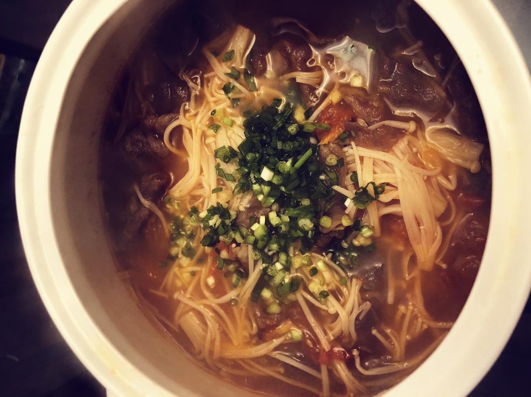 金针菇肥牛番茄锅