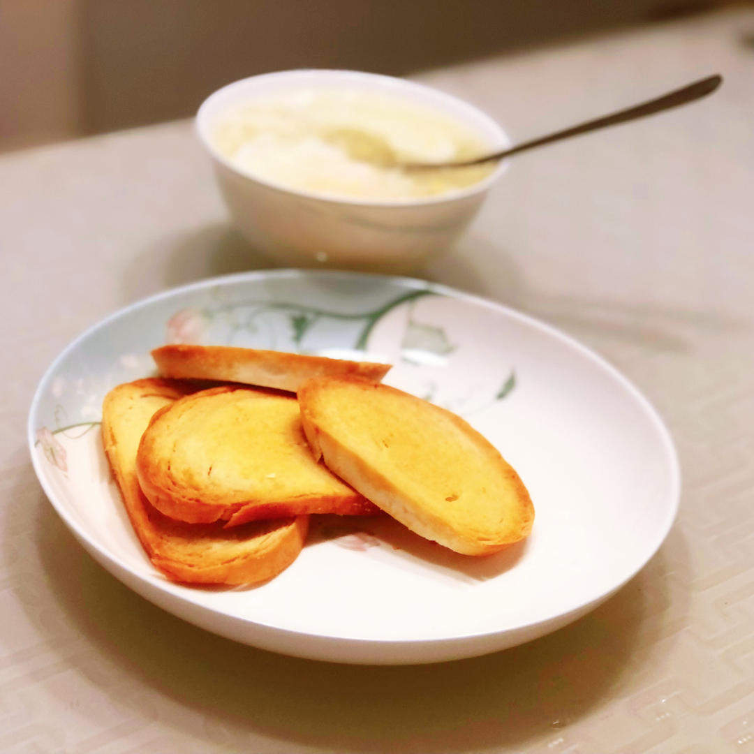 餐桌边的早餐
