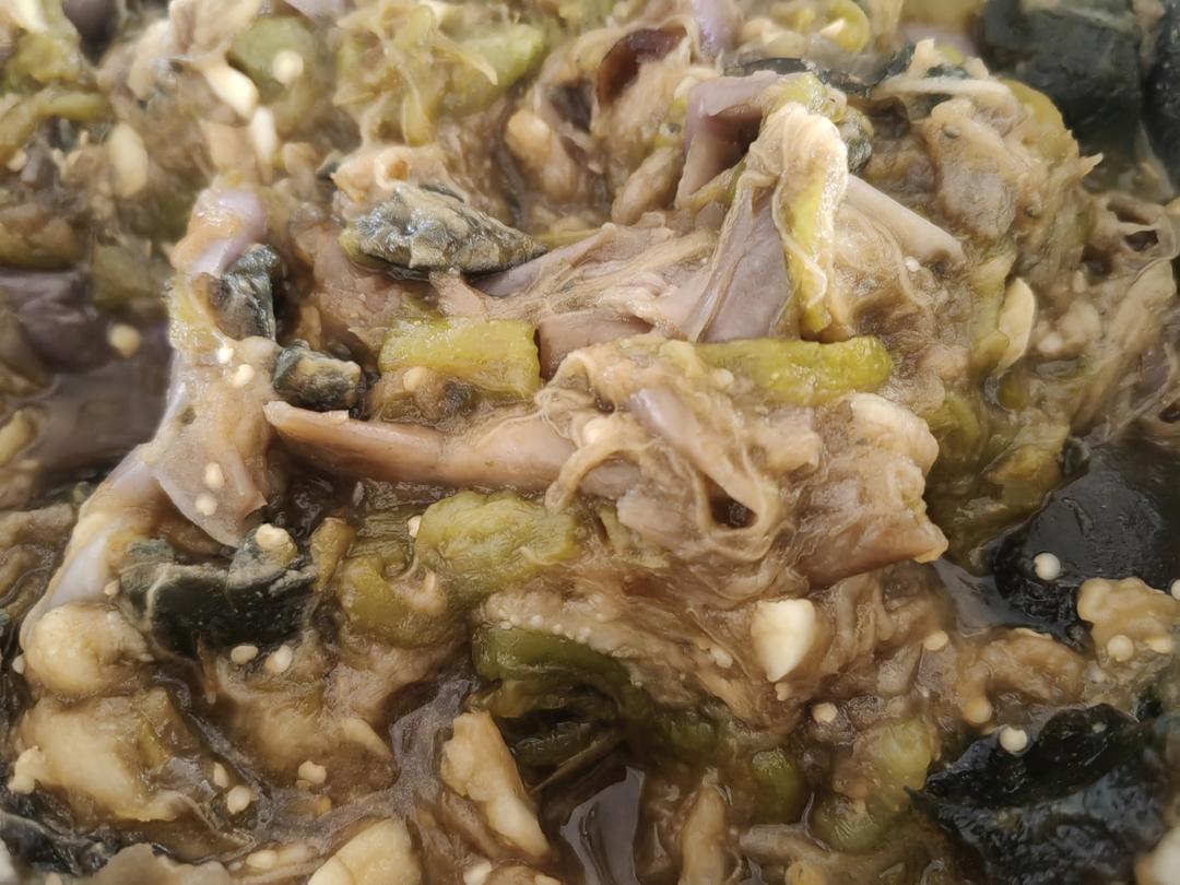 不要被它的外表吓到，吃一口会让你念念不忘辣椒擂皮蛋茄子