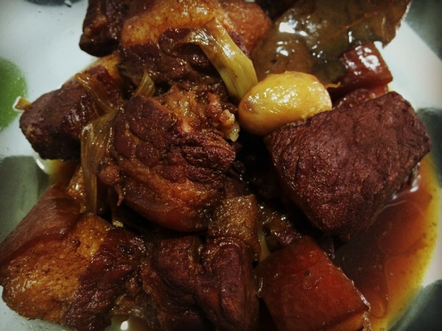 吃着碗里望着锅里的红烧肉