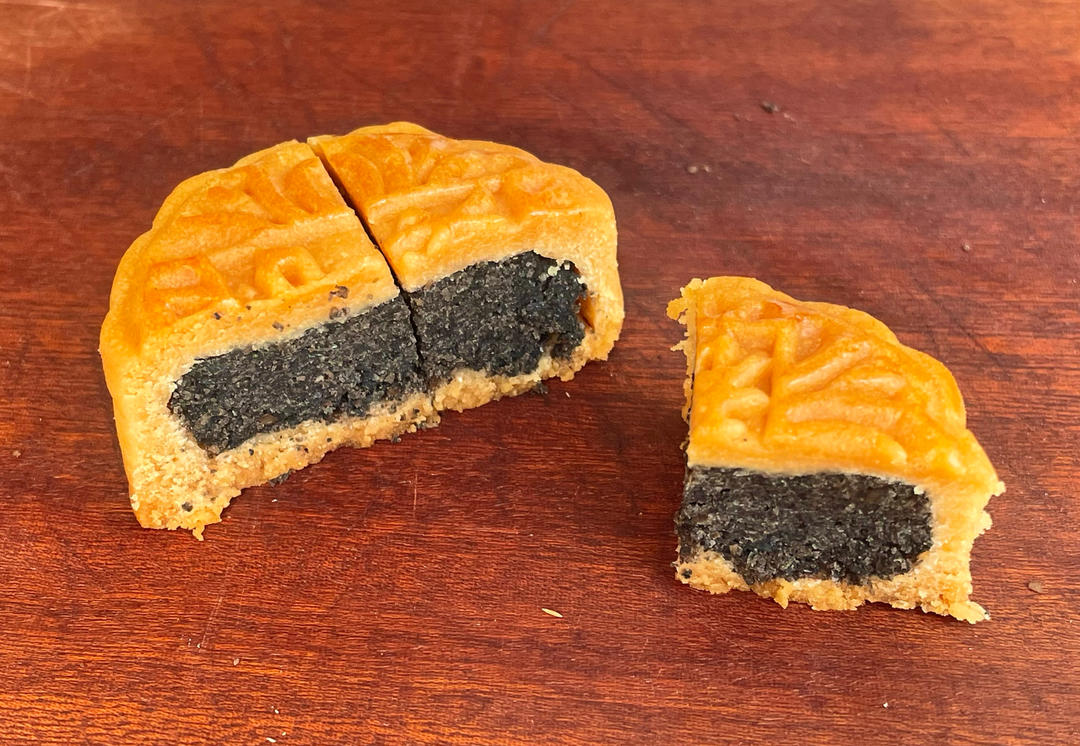 黑芝麻馅月饼