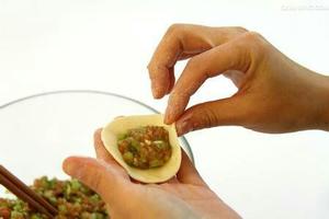年味之自制美味的酸菜馅饺子（附带饺子皮的做法）的做法 步骤11