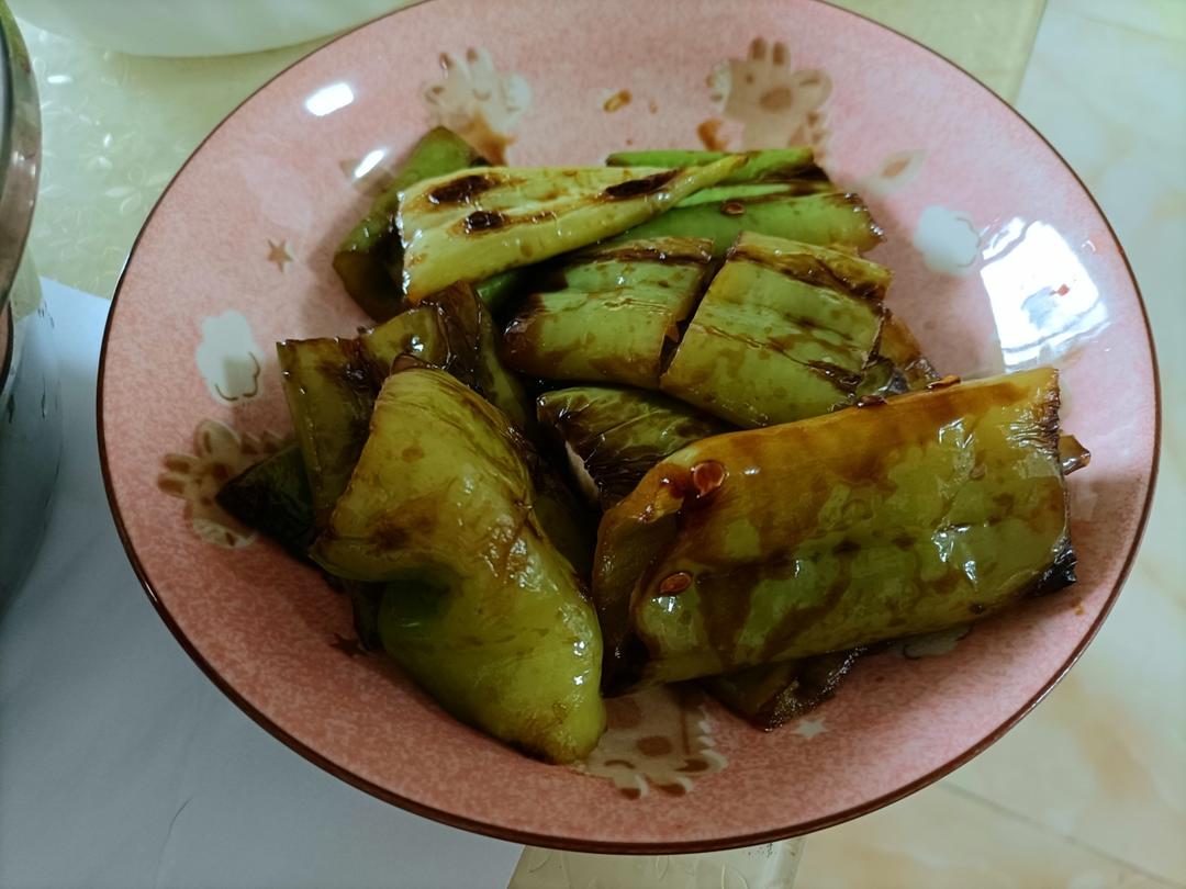 百吃不厌的糖醋虎皮青椒，有丰富的维C、膳食纤维，多吃益善