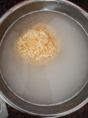 木瓜银耳糖水的做法 步骤1