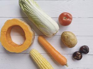 宝宝辅食：营养蔬菜高汤+蔬菜泥（6M+）的做法 步骤2