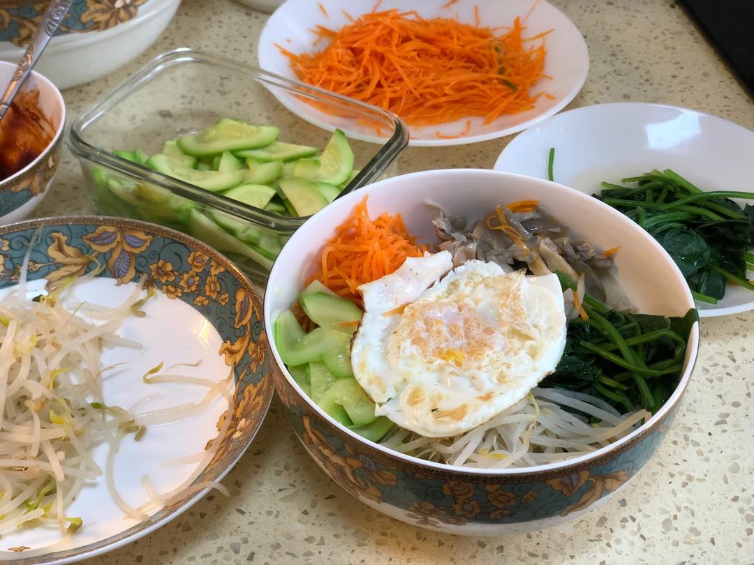 菜比饭多的韩式拌饭