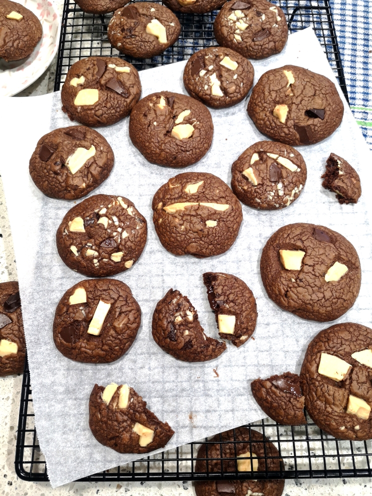 双重浓郁巧克力曲奇(Double chocolate chip cookies)的做法