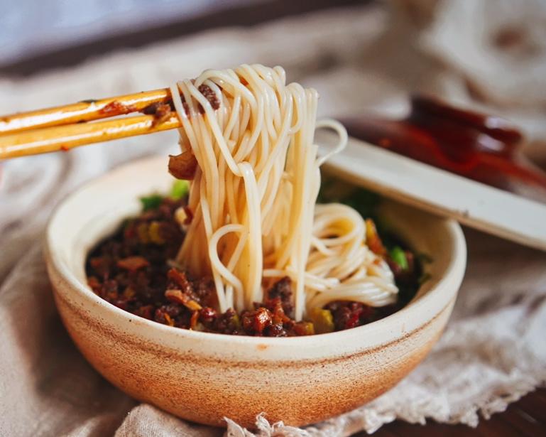 《粉面小吃》泡椒牛肉米粉的做法