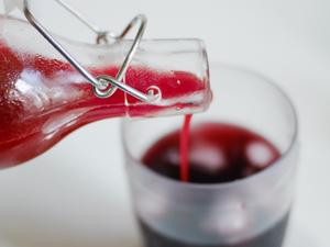 【红莓葡萄洛神花冰摇茶】神似冰摇红莓黑加仑，附红莓糖浆的做法(⁎⁍̴̛ᴗ⁍̴̛⁎)的做法 步骤7