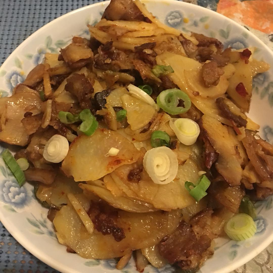 五花肉干煸土豆片