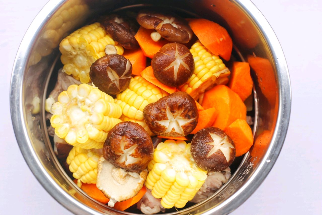 香菇玉米胡萝卜排骨汤 | 配方和做法的做法 步骤10