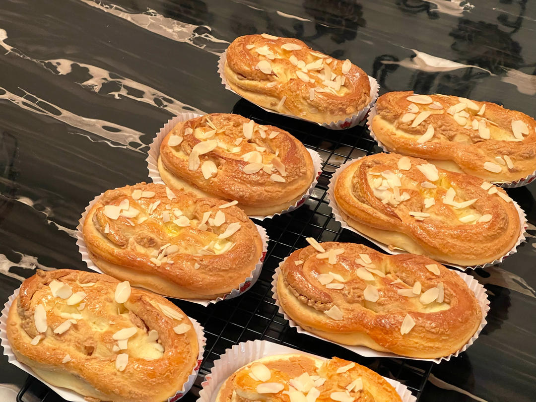 酥的掉渣面包店的经典产品-花生杏仁面包