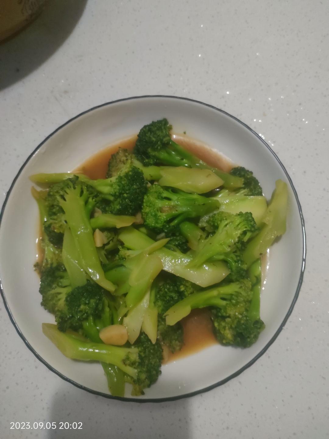 好吃到爆的耗油蒜蓉西兰花(从不修图，喜欢请关注)