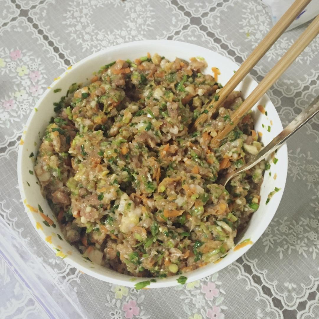 芹菜胡萝卜猪肉水饺