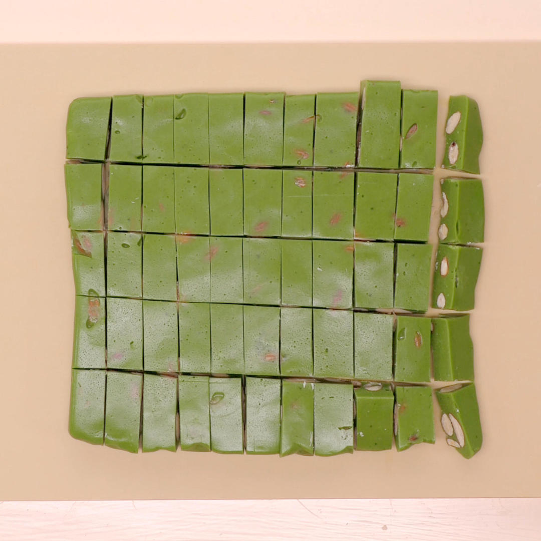 抹茶杏仁牛轧糖的做法 步骤4