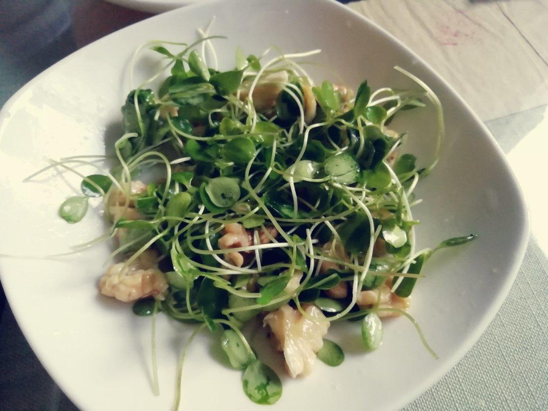 香椿苗拌核桃仁