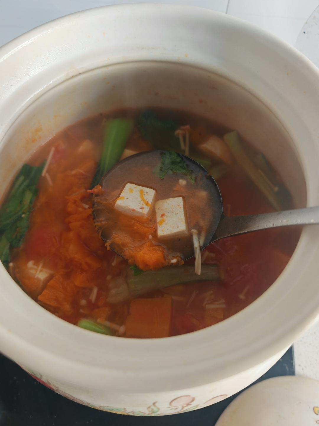 分享巨好吃的南瓜番茄汤底的蔬菜汤！