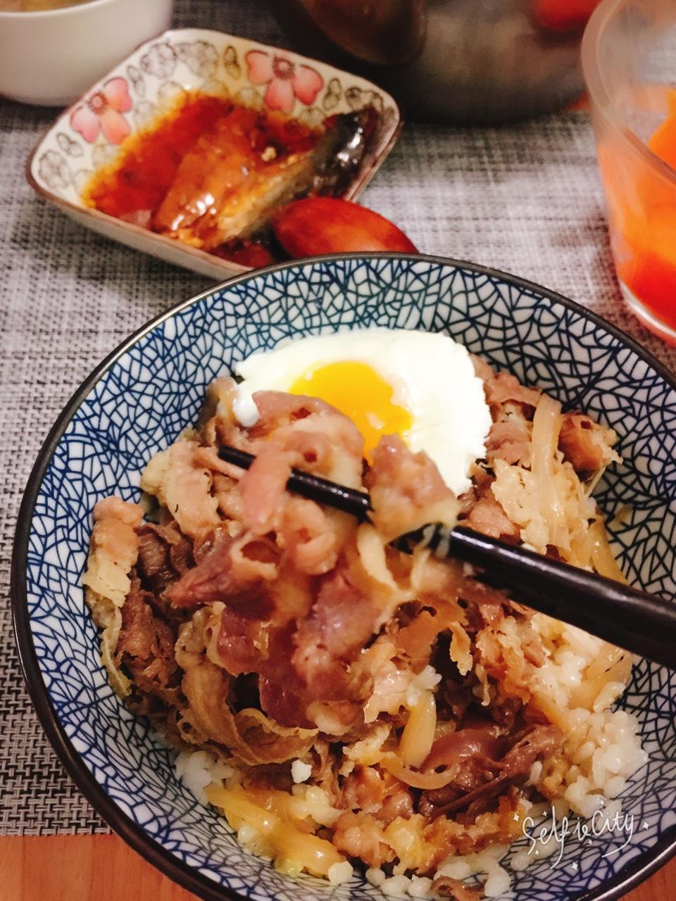 【温泉蛋肥牛盖饭】