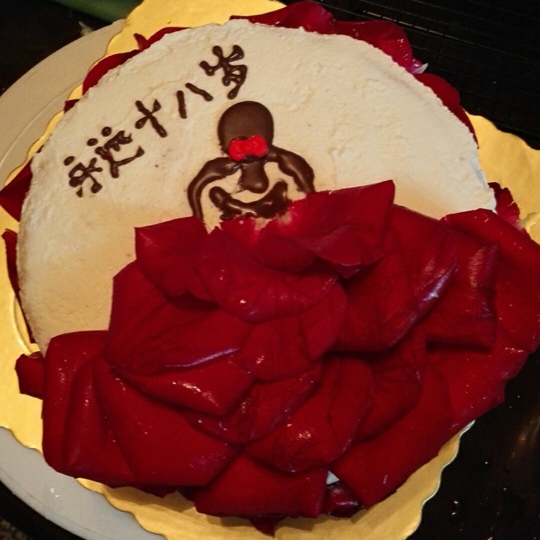 玫瑰花瓣生日蛋糕