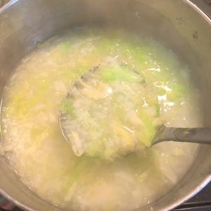 暖暖的三文鱼卷心菜粥的做法 步骤1