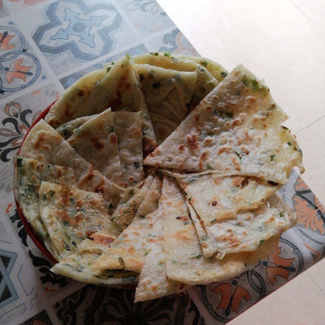 凉了也不硬的分层葱花饼（适合新手厨娘哦！动图图解！）