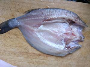 香煎鲈鱼—节日大餐的做法 步骤2