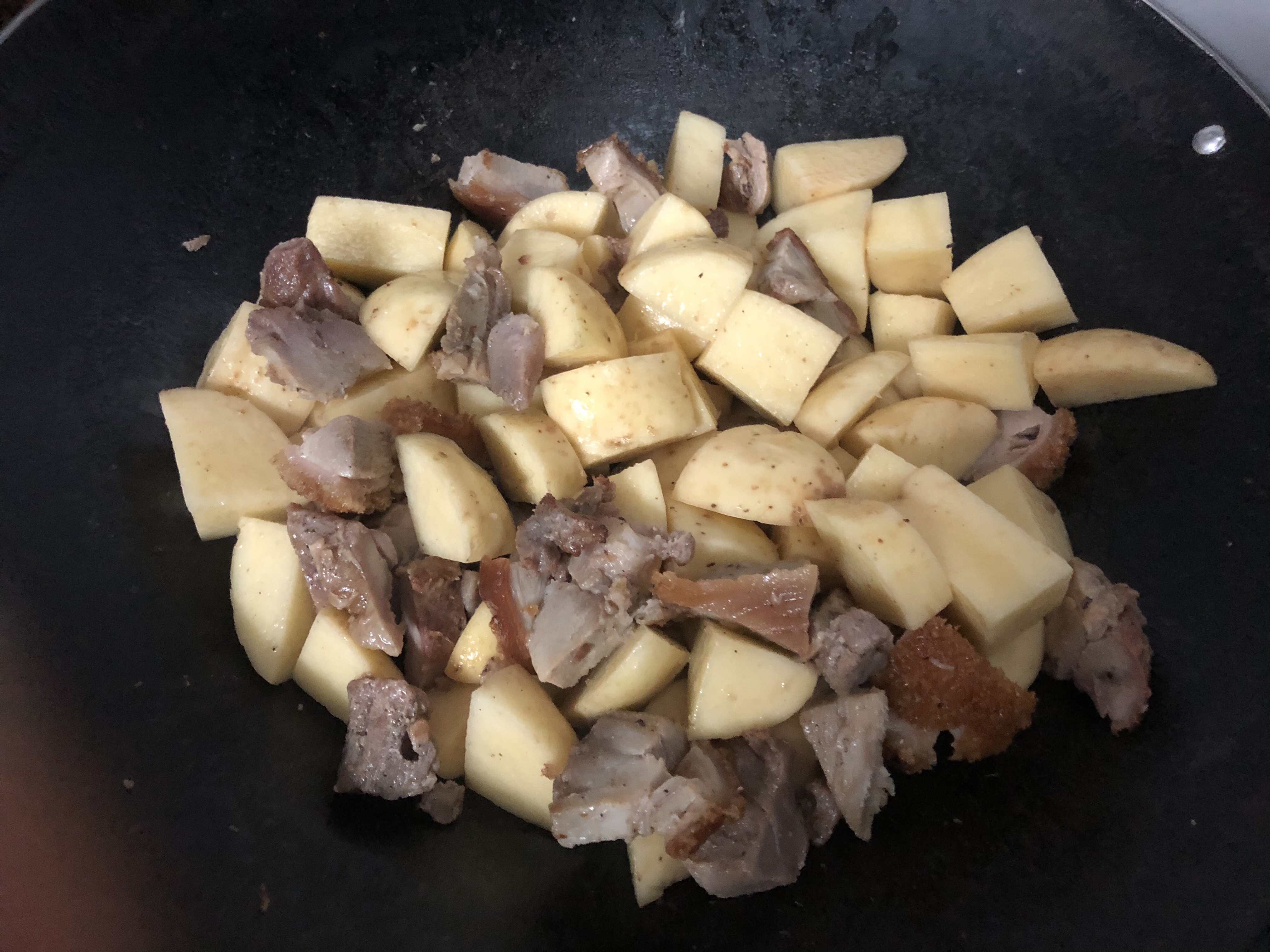 土豆焖烧肉的做法 步骤4