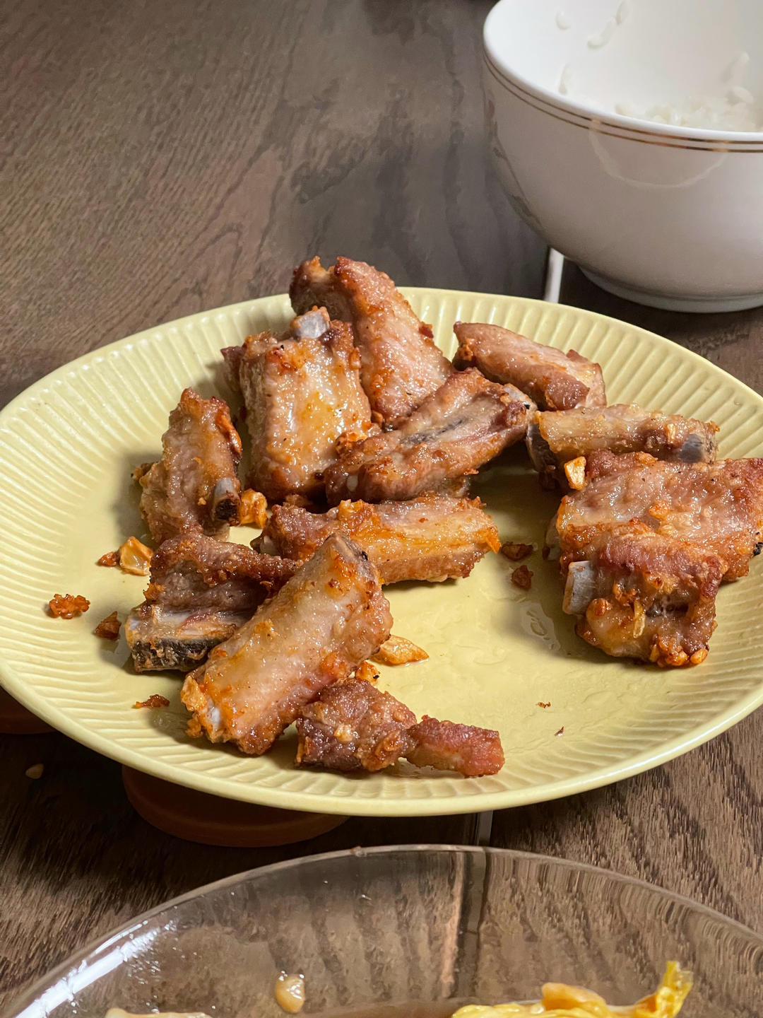 我家排骨从不红烧，加一些大蒜，出锅香喷喷，孩子吃完舔手指