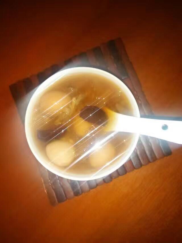 雪耳、莲子、红枣、斑鸠蛋、炖冰糖。