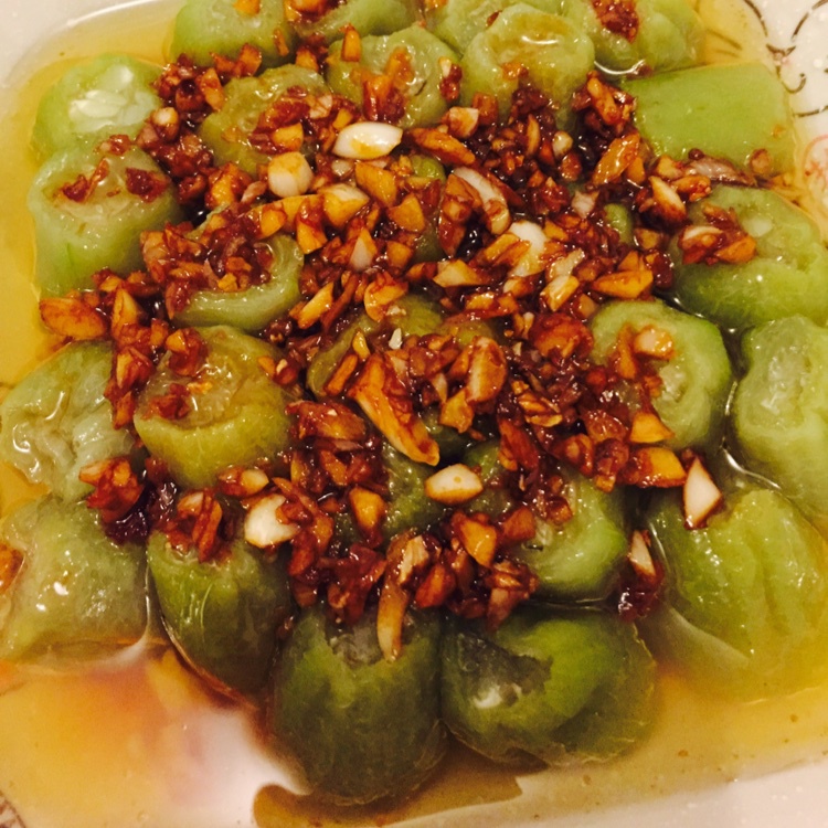 只需要五分钟就可以的美味蒜蓉蒸丝瓜