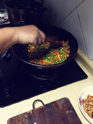 胡萝卜豌豆玉米炒鸡胸脯的做法 步骤9
