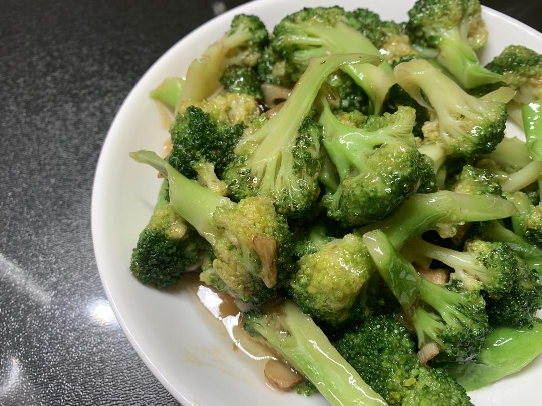 好吃到爆的耗油蒜蓉西兰花(从不修图，喜欢请关注)