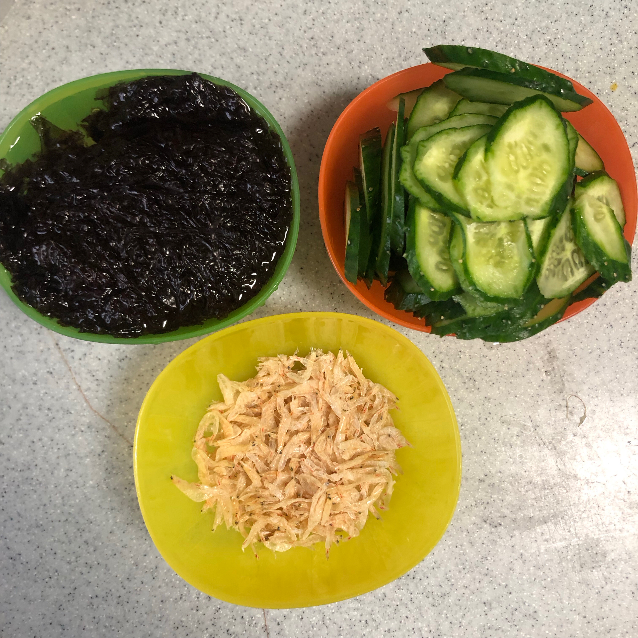 超级简单的减脂汤
虾皮紫菜黄瓜汤的做法 步骤1
