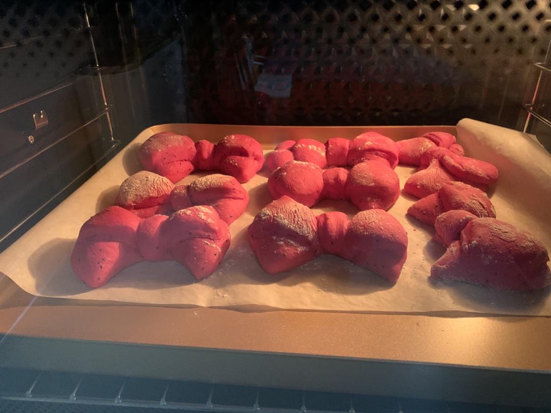 少女心粉红蝴蝶结面包