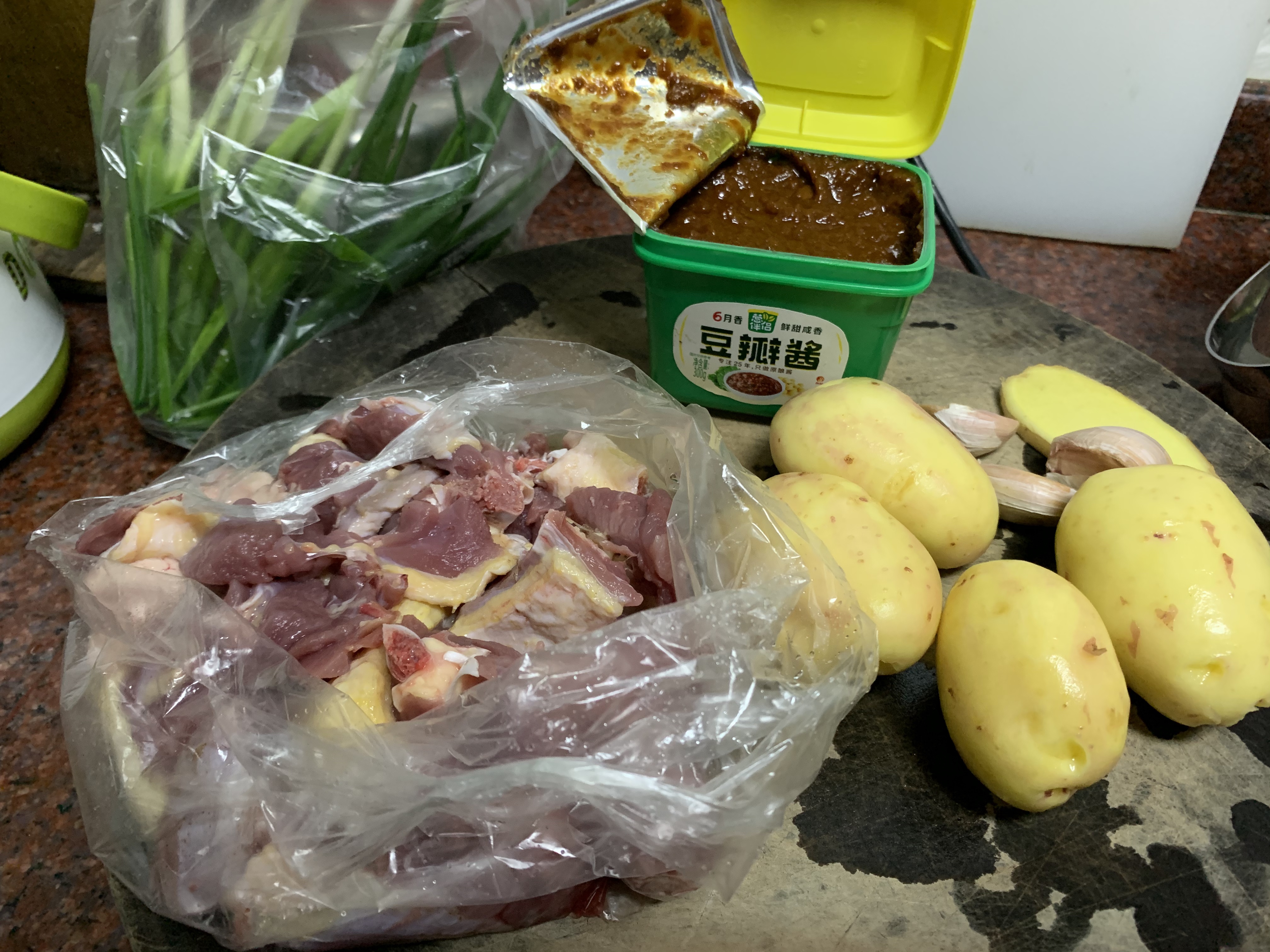 葱伴侣豆瓣酱焖土豆鸭的做法 步骤1