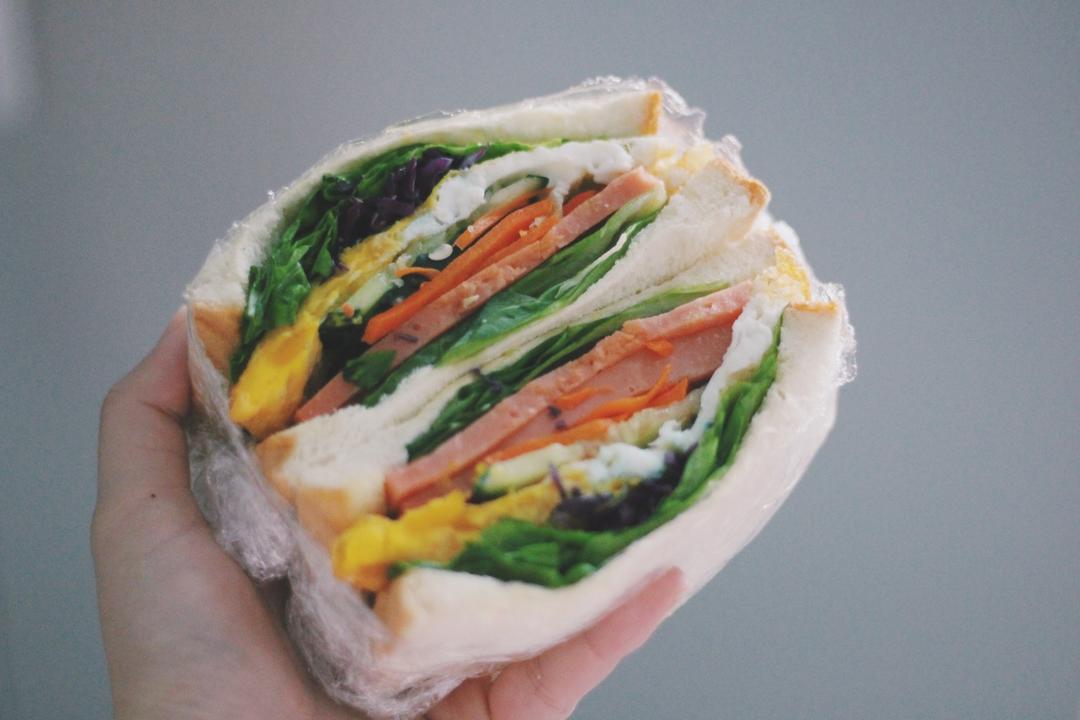 如何做超厚的沼三明治~详细tip！牛油果鸡蛋午餐肉三明治~