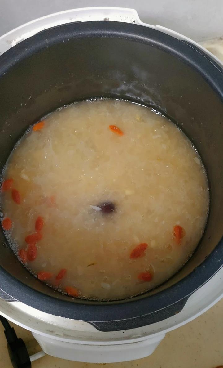 秋食白食 来一碗银耳莲子羹吧